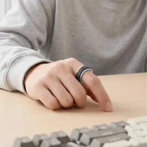 Detailansicht eines drehbaren schwarzen Mesh-Edelstahlrings für Herren am Finger