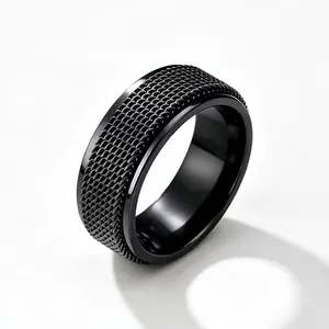 Detailansicht eines schwarzen Edelstahl-Spinner-Rings mit drehbarem Mesh-Design.