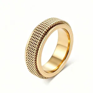 Nahaufnahme eines goldenen Edelstahl-Spinning-Rings mit aufwendiger Netzstruktur