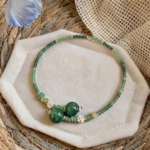 Detailopname van de groene acryl kralen choker met stijlvolle decoratieve bloem spacers