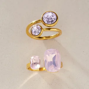 Detailweergave van gouden titaniumstalen ringen met lavendelglaskristallen