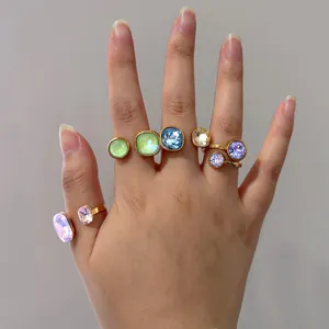 Close-up van kleurrijke verstelbare glazen ringen gedragen op een Aziatische hand.
