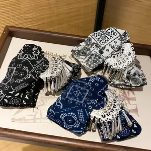 Etnische Miao zilveren haarklemmen met kwastjes en indigo batik stoffen details