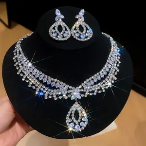 Elegante meerlaagse strasstenen halsketting en oorbellen sieradenset voor banketten