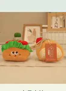 Vue détaillée de deux mignons pendentifs en peluche avec fourrure douce et étiquettes.