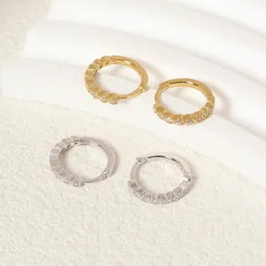 Nahaufnahme von gold- und versilberten 925er Silber-Creolen mit funkelndem Zirkonia.