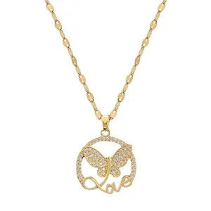 Detalle del colgante de mariposa dorado con circonitas y palabra Love grabada