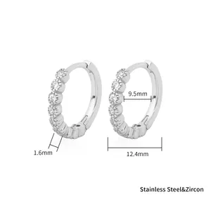 Detailansicht silberne Zirkonia-Creolen mit den Maßen 12,4 mm x 9,5 mm x 1,6 mm