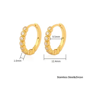 Vergoldete Huggie-Ohrringe mit Zirkonia-Steinen, detaillierte Abmessungen und Materialien.