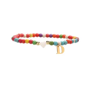 Bracelet de cheville en perles de turquoise avec un cœur blanc et une lettre D dorée