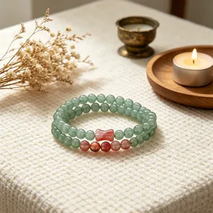 Dettaglio del bracciale a doppio strato in perline di avventurina verde naturale da 6 mm.