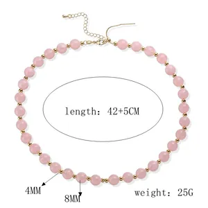 Vue détaillée d'un collier en perles acryliques roses avec des dimensions annotées