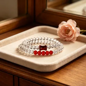 Dettaglio del bracciale a doppio filo in quarzo trasparente e agata