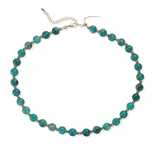 Vue détaillée du collier en perles acryliques avec texture marbrée turquoise