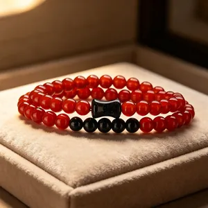 Dettaglio del bracciale a doppio giro in corniola rossa con perle di pietra del sole nera
