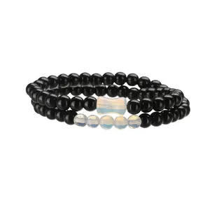 Dettaglio di un bracciale a due fili in pietre naturali bianche e nere lucide