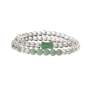 Dettaglio del bracciale a doppio strato con perle trasparenti e bambù in avventurina