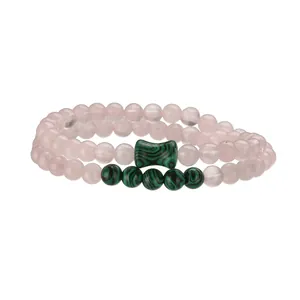 Vista dettagliata di un bracciale a doppio strato con perle in quarzo rosa e malachite.