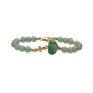 Dettaglio bracciale in avventurina verde con croce dorata e cuore