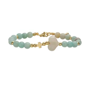 Vista dettagliata di un bracciale in pietre naturali con cuore e croce dorata