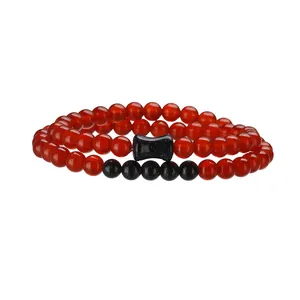 Primo piano di un bracciale a doppio strato in pietre naturali rosse e blu da 6mm di diametro