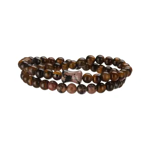 Vista ravvicinata del bracciale a due fili in perle di occhio di tigre e rodonite.