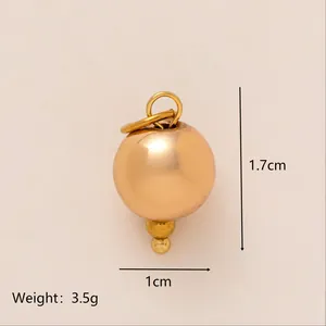 Gros plan d'un pendentif sphérique doré montrant les dimensions 1,7 cm par 1 cm et 3,5 g
