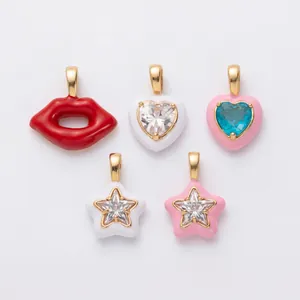 Vista detallada de colgantes de corazón y estrella de esmalte con cristales incrustados