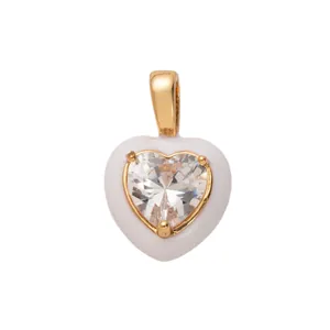 Elegante colgante de corazón dorado con borde de esmalte blanco y cristal brillante