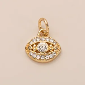 Κοντινό πλάνο χρυσού μενταγιόν 'μάτι' με αστραφτερά κρύσταλλα για χειροποίητα κοσμήματα DIY.