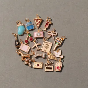 Vue détaillée de divers charms en émail coloré pour bijoux et accessoires
