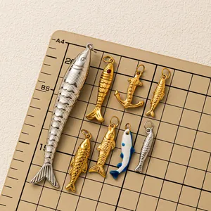 Collezione di vari ciondoli fai da te in acciaio inox a forma di pesce e di un'ancora