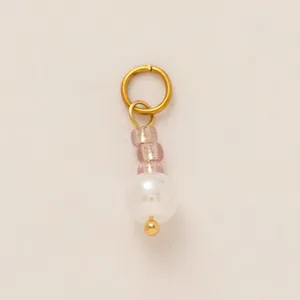 Dettaglio di ciondolo fai-da-te in acciaio placcato oro 18K con perle rosa e bianche