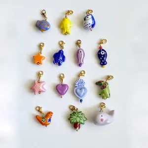 Auswahl von 14 bunten Anhängern aus Keramik in Tierform für DIY Halsketten und Schmuck