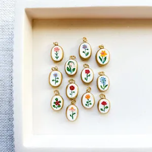 Makroansicht von ovalen Vintage-Blumenanhängern für die DIY-Schmuckherstellung.