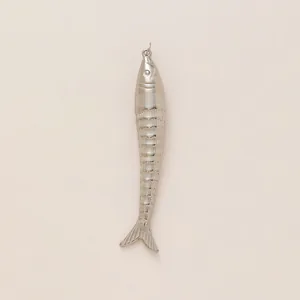 Primo piano dettagliato di un ciondolo a forma di pesce in acciaio inossidabile argento con squame