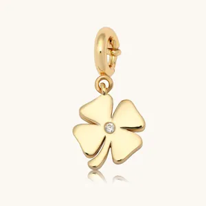 Élégant charm de chaussure trèfle à quatre feuilles doré avec cristal étincelant.