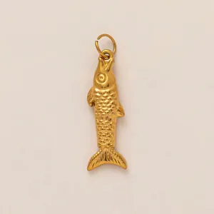 Dettaglio ravvicinato di un ciondolo a forma di pesce in acciaio inossidabile oro.
