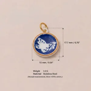 Pendentif rond en acier inoxydable avec motif d'oiseau bleu et finition dorée.