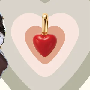 Eleganter glänzend roter Herzanhänger mit polierter goldener Schlaufe für DIY-Schmuck.