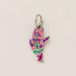 Vue détaillée d'un pendentif bouquet de lavande en émail coloré et acier inoxydable