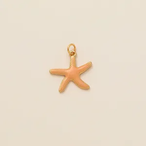 Dettaglio di un ciondolo a stella marina arancione e oro per gioielli fai-da-te.