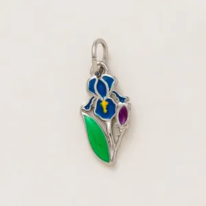 Vue détaillée en gros plan d'un pendentif fleur d'iris en émail coloré et acier inoxydable