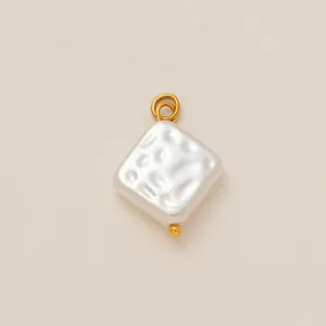 Gros plan du pendentif élégant en perle carrée martelée avec dorure 18 carats