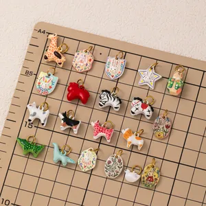 Verscheidenheid aan kleurrijke 18K vergulde dierbedeltjes voor DIY sieraden Detail