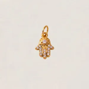 Dettaglio del ciondolo mano di Fatima placcato oro 18K con cristalli brillanti