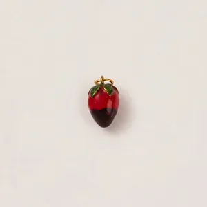 Vista dettagliata di un ciondolo a forma di fragola al cioccolato per creazione gioielli