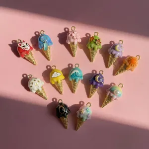 Vari ciondoli colorati a forma di mini cono gelato per gioielli fai da te e collane