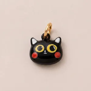 Vue détaillée d'un adorable pendentif chat noir avec attache dorée pour bijoux DIY