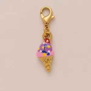 Gros plan sur breloque glace en émail coloré avec fermoir homard doré pour bijoux DIY
